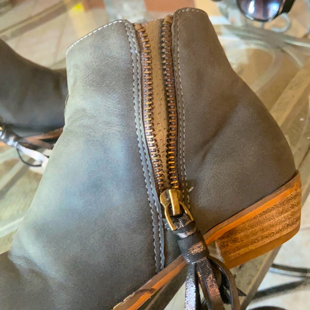 Shoes sized 2-3 - Picture 3 of 6